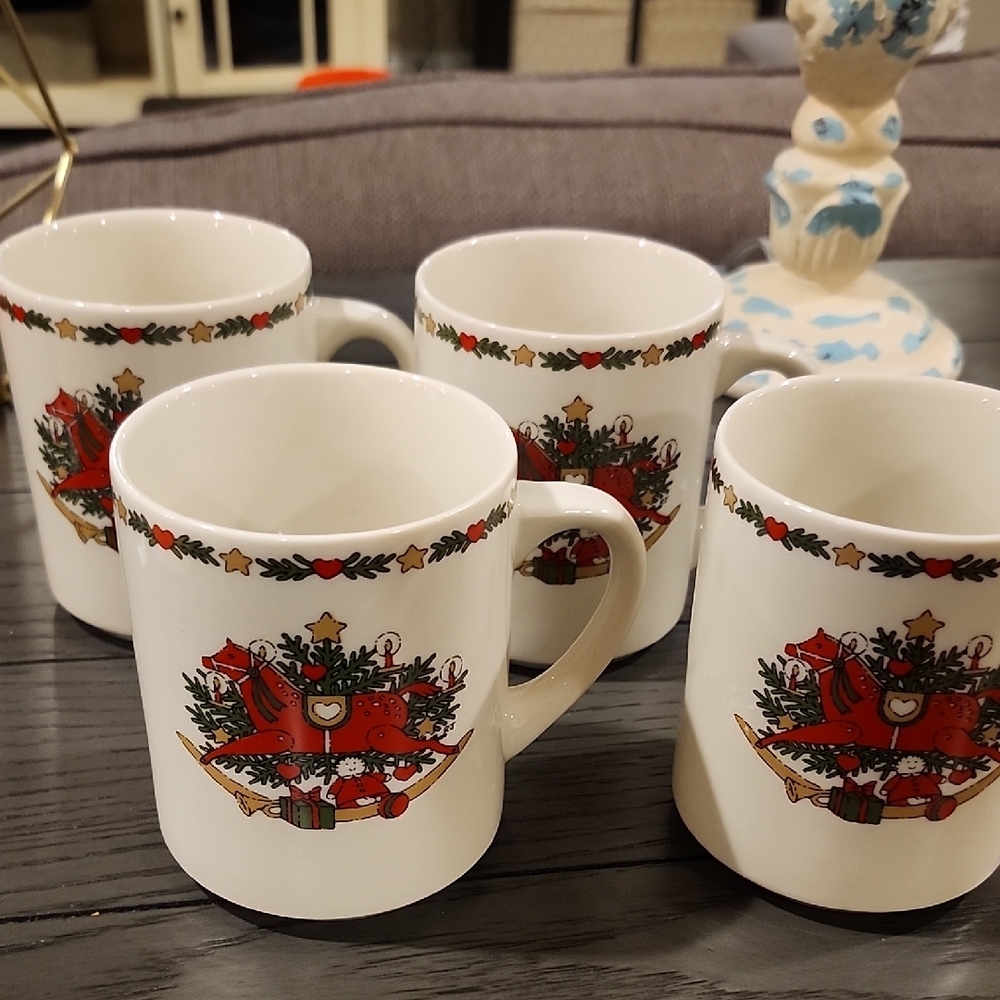 Festive Holiday Mug Set - Red and Green Set Of 4 Vintage 1987 O Christmas TREE